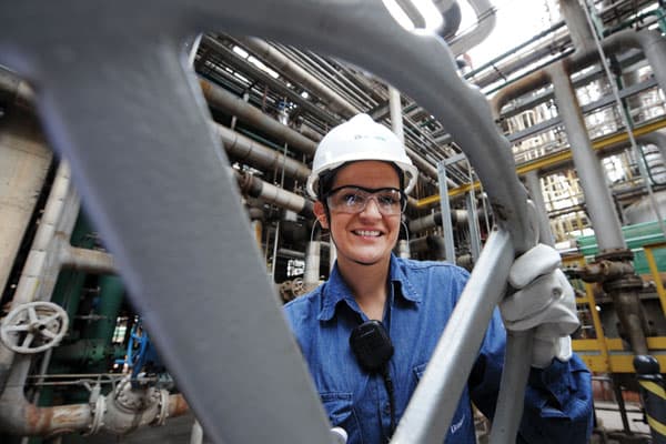Oportunidade de capacitação: Braskem e SENAI-RJ subsidiarão curso pós-técnico de operador de processo petroquímico para mulheres cis e trans
