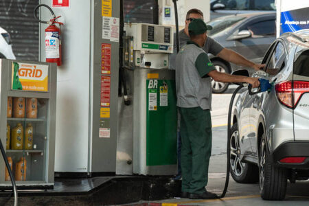 Preço da gasolina praticado pela Petrobras está 17% mais baixo do que o preço internacional